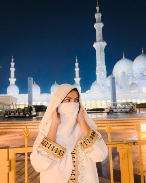 Beauty Khan Instagram - Kesi lag rahi hu batao ❤️
.
.
#beautians