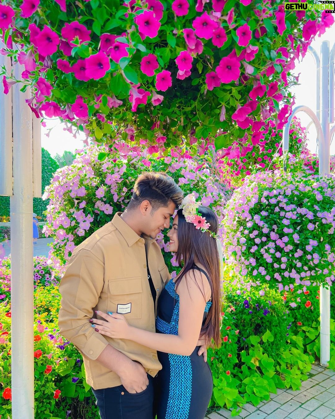 Beauty Khan Instagram - Ishq wala love ❤️ Miracle Garden,Dubai