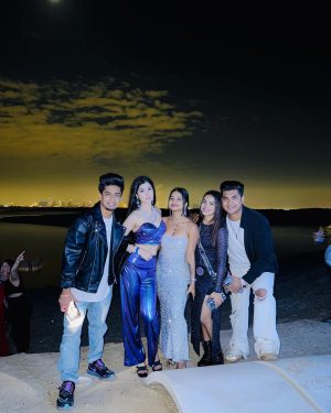 Beauty Khan Instagram - Happy new year ,same me. Big goals. Cheers to 2024❤️🥳
.
.
#beautians #happynewyear #2024