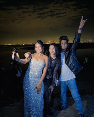 Beauty Khan Instagram - Happy new year ,same me. Big goals. Cheers to 2024❤️🥳
.
.
#beautians #happynewyear #2024