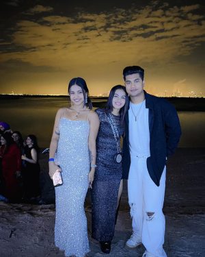 Beauty Khan Instagram - Happy new year ,same me. Big goals. Cheers to 2024❤️🥳
.
.
#beautians #happynewyear #2024