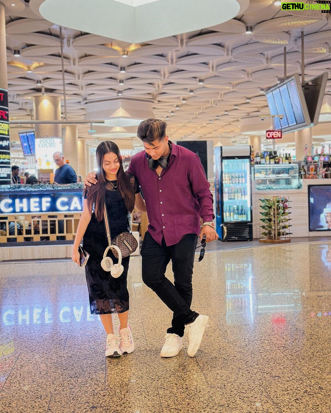 Beauty Khan Instagram - First time international trip ❤️ comment main batao kaha ja rahai hai ?😋 . . #beautiana #beautykhan @arbaz_mallick_official Chatrapati Shivaji International Airport