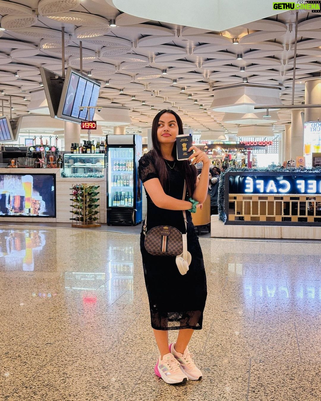 Beauty Khan Instagram - First time international trip ❤️ comment main batao kaha ja rahai hai ?😋 . . #beautiana #beautykhan @arbaz_mallick_official Chatrapati Shivaji International Airport