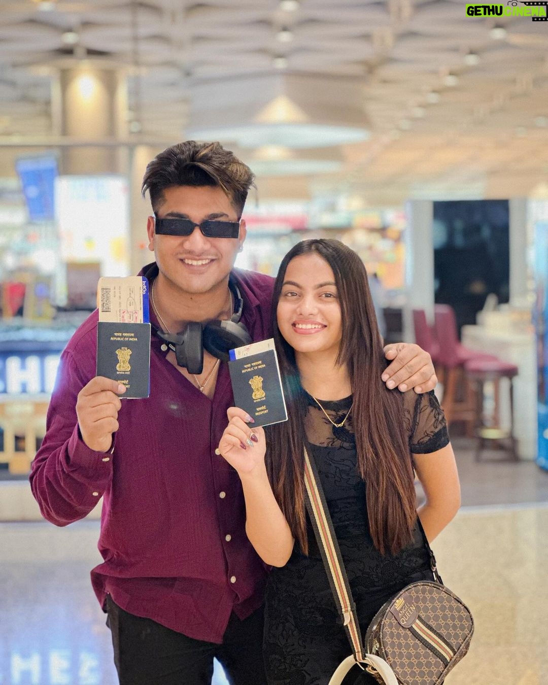 Beauty Khan Instagram - First time international trip ❤️ comment main batao kaha ja rahai hai ?😋 . . #beautiana #beautykhan @arbaz_mallick_official Chatrapati Shivaji International Airport
