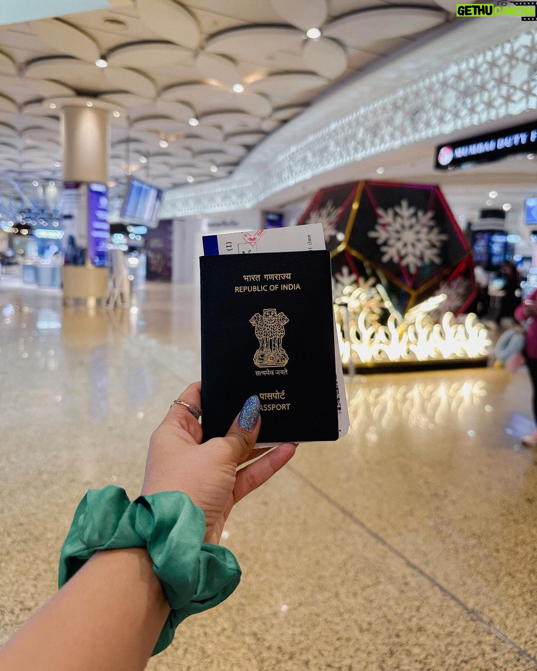 Beauty Khan Instagram - First time international trip ❤️ comment main batao kaha ja rahai hai ?😋 . . #beautiana #beautykhan @arbaz_mallick_official Chatrapati Shivaji International Airport