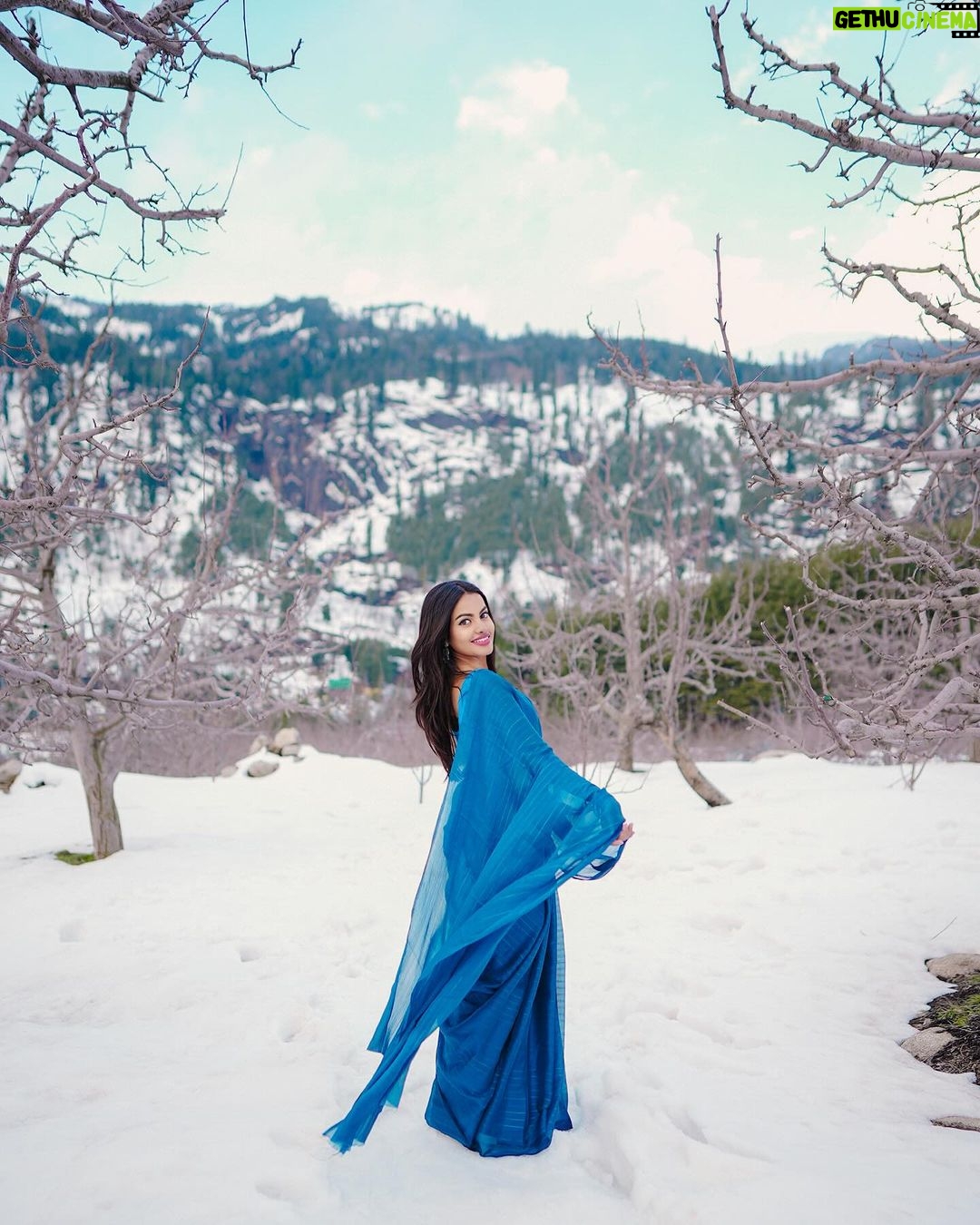 Beauty Khan Instagram - Snow main sari 🥻💙 . . #beautians