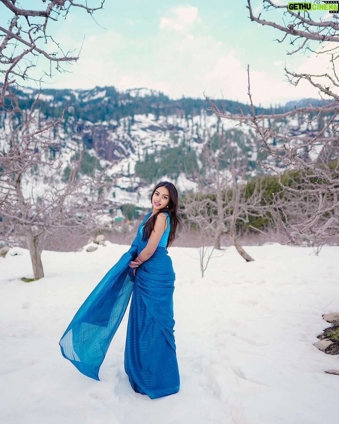 Beauty Khan Instagram - Snow main sari 🥻💙 . . #beautians