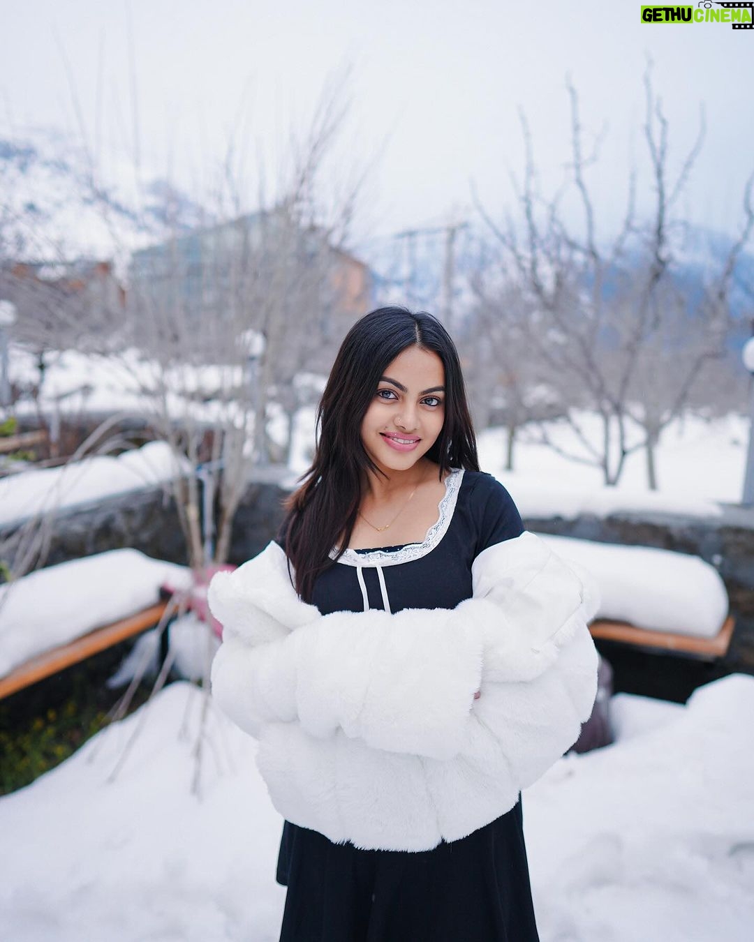 Beauty Khan Instagram - snow ❤️ . . #beautians Manali, Himachal Pradesh