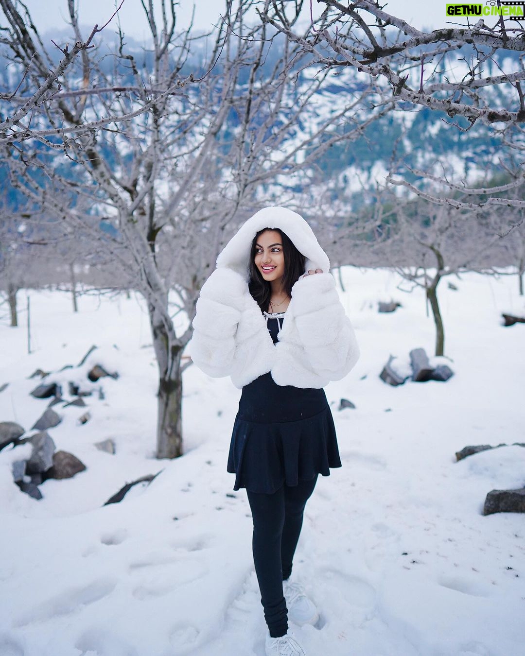Beauty Khan Instagram - snow ❤️ . . #beautians Manali, Himachal Pradesh