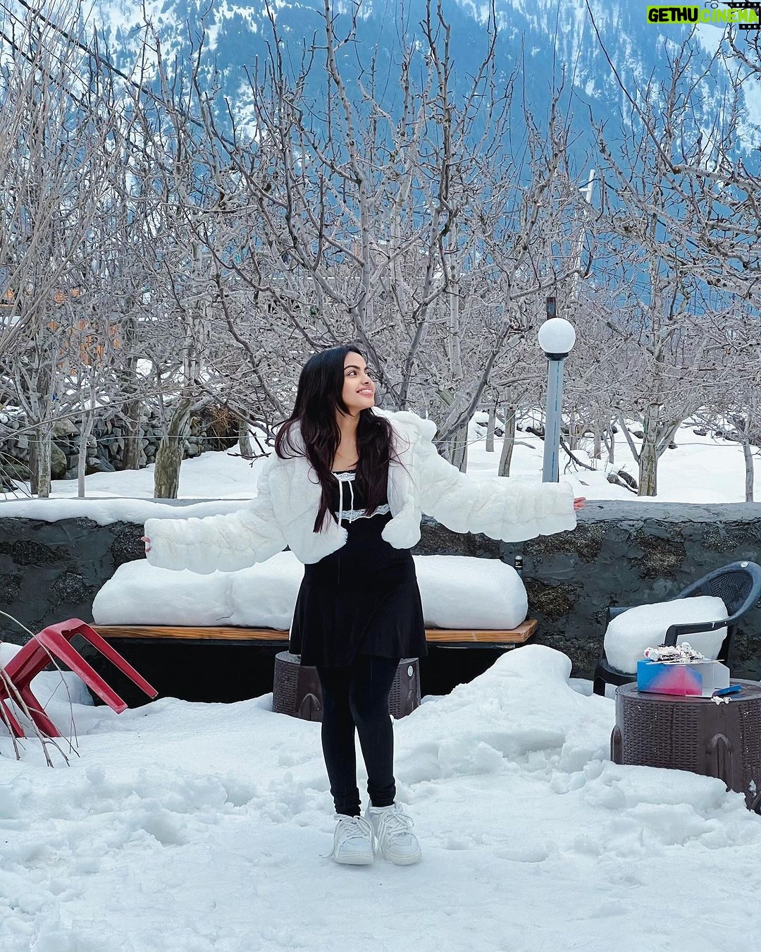 Beauty Khan Instagram - snow ❤️ . . #beautians Manali, Himachal Pradesh