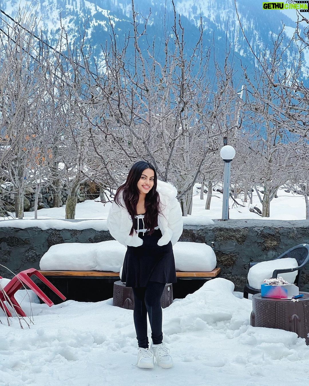 Beauty Khan Instagram - snow ❤️ . . #beautians Manali, Himachal Pradesh
