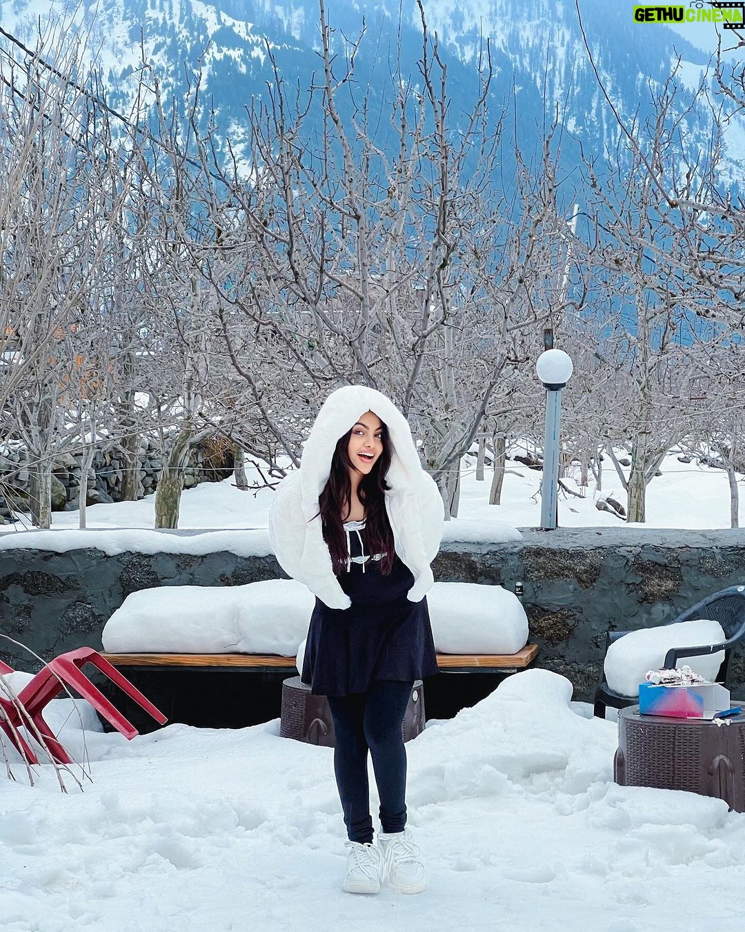Beauty Khan Instagram - snow ❤️ . . #beautians Manali, Himachal Pradesh