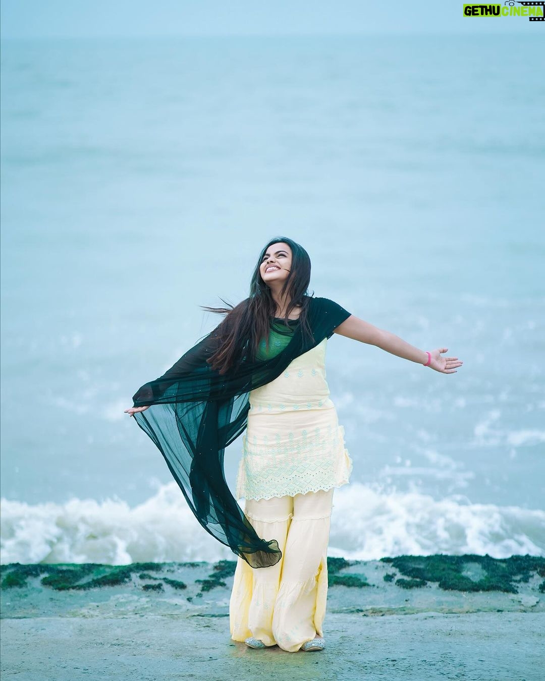 Beauty Khan Instagram - So many of my smiles begin with you.❤️ . . #arbeu #beautians