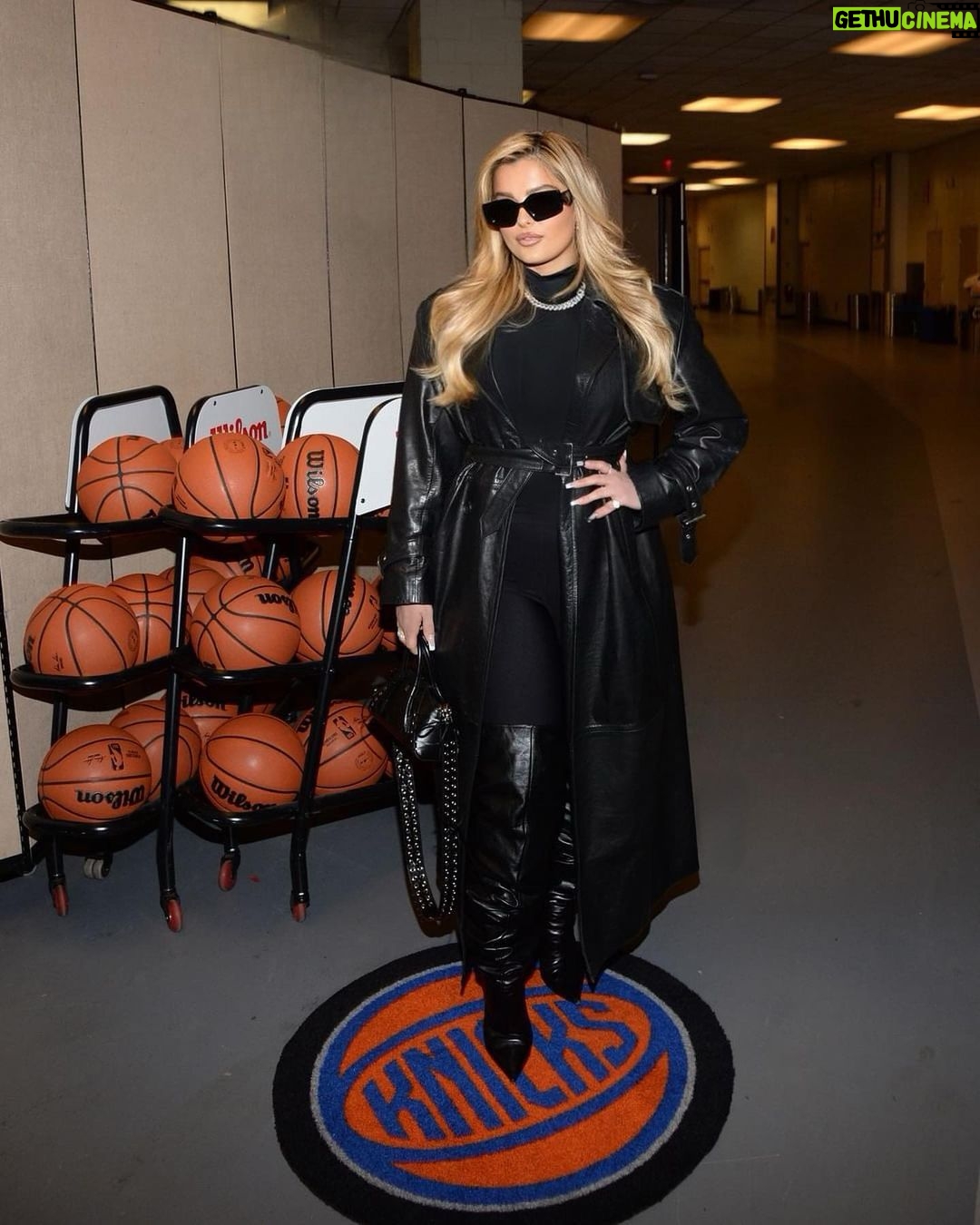 Bebe Rexha Instagram - Hometown game @nyknicks with the family ❤️ MSG