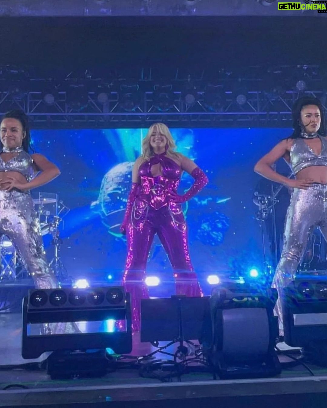 Bebe Rexha Instagram - phoenix y’all were incredible!!! see you tonight anaheim 💕🪩 #BestFnNightOfMyLifeTour - Creative direction: @thomkerr Production/lighting design: @howlaround_ Choreo: @matthewgode TM: @liamclifford_ PM/MON: @russellaudio Styling: @marta.del.Rio Hair: @robertvrandco Mua: @kole_mua FOH: @jf_tcb LD: @willsmithlighting Dancers: @_alexandrawatkins @kkyjones Guitar: @iamrodcastro Bass/Keys: @brenttwood Drums: @brookalexander24