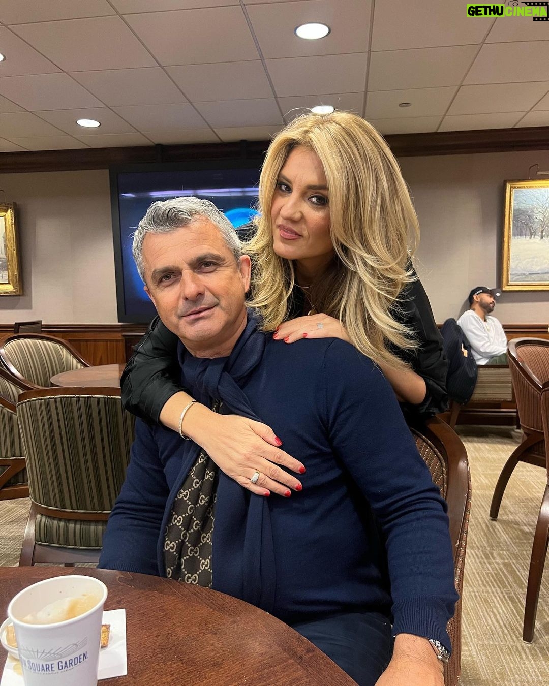 Bebe Rexha Instagram - Hometown game @nyknicks with the family ❤️ MSG