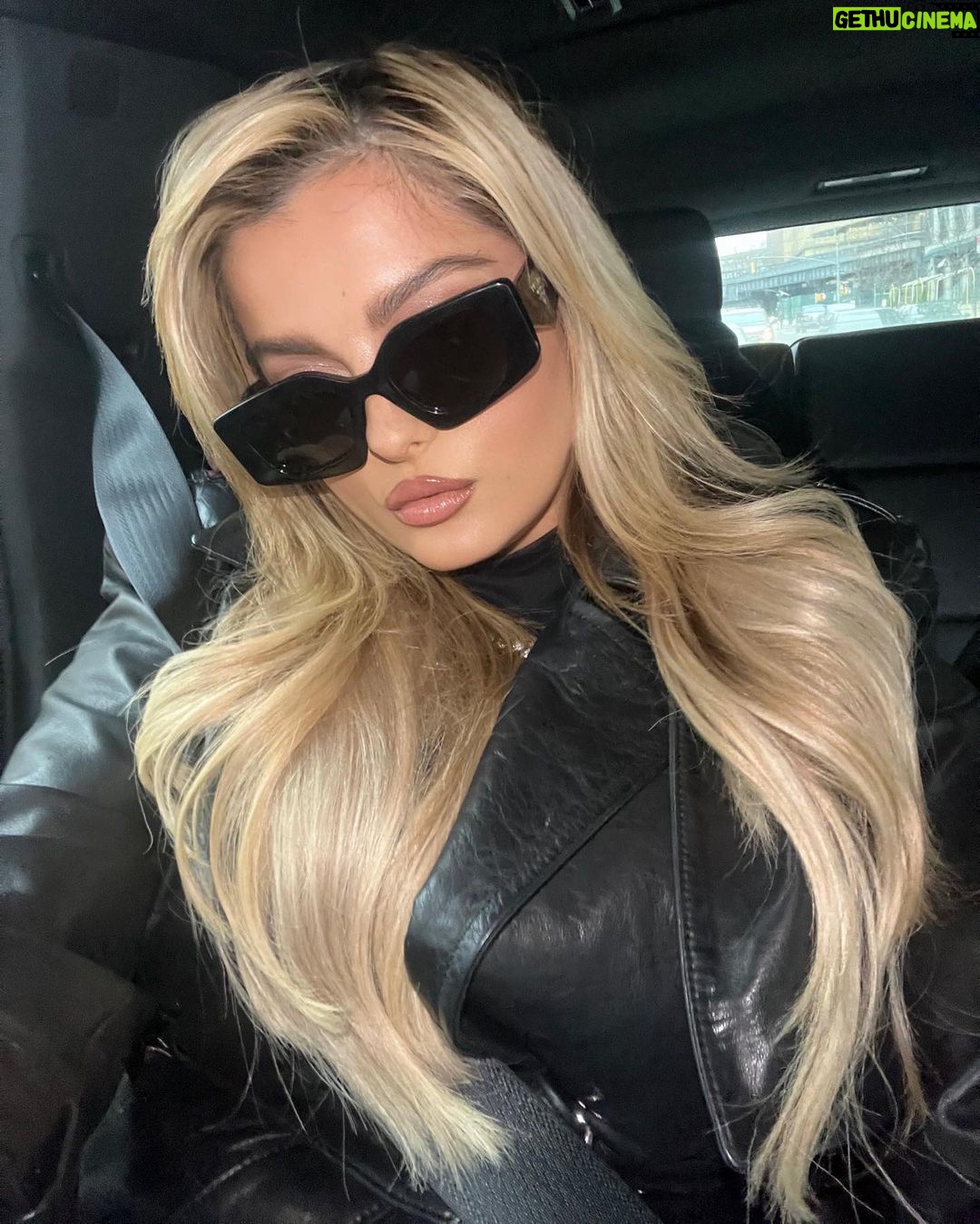 Bebe Rexha Instagram - Hometown game @nyknicks with the family ❤️ MSG