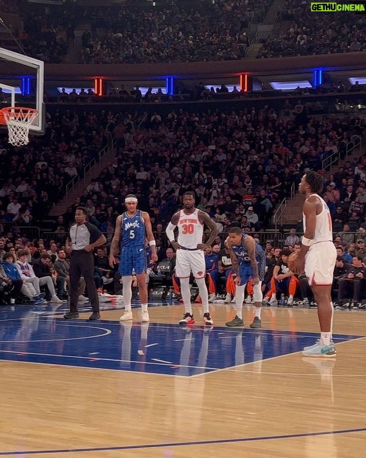 Bebe Rexha Instagram - Hometown game @nyknicks with the family ❤️ MSG