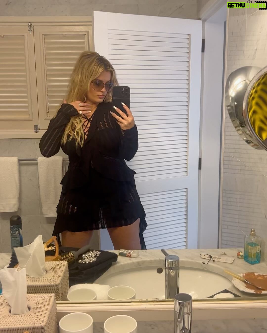Bebe Rexha Instagram - Peace 2023! It was good while it lasted 💜🐚🌺 Saint-Barthélemy (Antilles)