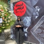 Behnoush Bakhtiari Instagram – عاقبت همه انسان‌ها شاید دریک روز گرم تابستان یا در یک روز سرد زمستان زیر خاک خفتن است…مهم نیست چقدر سریع بدوید… به سایه خود نمیرسید…بدن وسیله ای برای محاسبه نجوم روح است… سرزمین واقعی ما جایی ست که میرویم نه جایی که هستیم … به داستان‌های دیگران بسنده نکنید اسطوره خود را کشف کنید… نور مهتاب تمام آسمان را افق به افق پر می‌کند ولی معلوم نیست اتاق شما رو چقدر پر کند بسته به پنجره ذهن شما… یک سبد نان تازه روی سرمان هست و با اینحال خانه به خانه دنبال نان…. خدایا تو تنها شادی هستی و ما انواع خنده…. من انقد کوچکم که به سختی دیده میشوم… چگونه این عشق بزرگ در ماست که سخت چسبیدیم به صحبتهای سرگردان زندگی …آتش را با پرتاب کردن آتش بیشتر خاموش نکن….کم کم خودت را از شیر بگیر انسان….تنها کسانی که در خوابند دنیا را واقعیت میپندارند…خدا بوسیله اضداد به تو‌میفهماند که دو بال برای پرواز داشته باشی نه یک بال…سعی نکن قایق را هدایت کنی گوش کن و سکوت کن تو بلند گوی خدا نیستی…تو آبی و خدا سنگ آسیاب…خدا باد است و ما گرد و غبار تبدیل شده به شکل….دنیا یک رویاست و بس… تنگی در دست و سبب تنگی کثرت است… راهی بین صدا و حضور هست که در آن اطلاعات جریان دارد و با سکوت باز میشود و با قضاوت و غیبت و دروغ بسته میشود…مدتی کوتاه امروز در اتاقت تنها بمان این باارزش ترین چیزی ست که امروز فهمیدم …درود بر انسان فانی که می‌تواند بی گناه به خدایی برسد…. راهت باز و روحت مثل پر سبک باد فریماه فرجامی که چشمانت عمق زندگی را فهمیده بود…. به نظرم شما فریماه خانوم اتفاقا بازی را خوب فهمیده بودی که مثل خاک ریشه دار رفتار میکردی…تسلیت به جامعه هنر مظلوم و غریب و غیر متحد ایران…. خانه هنرمندان ایران