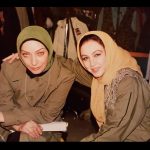 Behnoush Bakhtiari Instagram - همینقدر میدونم کنار شما بازی میکردم بیشتر شبیه خودم میشدم…چون همیشه بهم میگفتید بهنوش بامحبت 🙏♥️و من خودمو کنارتون دوس داشتم ….اولین بار که روبه روی شما بازی کردم تمام تنم میلرزید از ابهت و بزرگی ذاتی شما 🌹🌹🌹🌹بد به حال نسل جدید اگه فریماه فرجامی هنرمند و بسیار زیبا رو نشناسند…اینجا بیست و دو سال پیش ….اتاق لباس سریال فرمان ….به کارگردانی مسعود رشیدی یکی از پرستاره ترین سریالهای دوران خودش بود.. فریماه بانو آرزوی سلامتیتون رو‌همه ایران دارن🙏🙏🙏🙏🙏## #فریماه_فرجامی #بهنوش_بختیاری #خاطره#هنرمند#زیبایی #behnoosh_bakhtiari