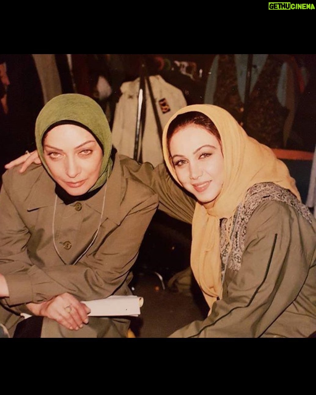 Behnoush Bakhtiari Instagram - همینقدر میدونم کنار شما بازی میکردم بیشتر شبیه خودم میشدم…چون همیشه بهم میگفتید بهنوش بامحبت 🙏♥️و من خودمو کنارتون دوس داشتم ….اولین بار که روبه روی شما بازی کردم تمام تنم میلرزید از ابهت و بزرگی ذاتی شما 🌹🌹🌹🌹بد به حال نسل جدید اگه فریماه فرجامی هنرمند و بسیار زیبا رو نشناسند…اینجا بیست و دو سال پیش ….اتاق لباس سریال فرمان ….به کارگردانی مسعود رشیدی یکی از پرستاره ترین سریالهای دوران خودش بود.. فریماه بانو آرزوی سلامتیتون روهمه ایران دارن🙏🙏🙏🙏🙏## #فریماه_فرجامی #بهنوش_بختیاری #خاطره#هنرمند#زیبایی #behnoosh_bakhtiari