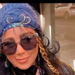Behnoush Bakhtiari Instagram – امسال گذشت.. خطاب به بعضی از مردمم التماستون میکنم دیگه هیچکس رو انقد ناجوانمردانه گوشه رینگ بوکس نندازید… جماعتی به روح انسان‌ها مشت نزنید..ما همه برای اخلاقیات و آزادی و دموکراسی و انسانیتی که انتظار داشتیم و ندیدیم داریم میجنگیم…چطور دلتون میاد انسانی که همیشه زحمت کشیده… سعی کرده نهایت احترام رو به همه بذاره.. اینطور عجولانه و با خشم قضاوت کنید؟قطعا که نه من نه شما روزی هم رو‌نمیدهیم.. ولی حرمت انسانی کجاست؟؟اگر رفتار ما باهم اینی باشد که در سال پیش شاهد بودیم چطور انتظار داریم حکومت بهتری بر ما حکومت کند؟چطور دم از آزادی بیان میزنیم در حالی که کسی اجازه نداره ذره ای با ما فرق کنه؟؟مگه یه آدمی که چهره س دلش از آهنه که باید تحمل اینهمه زجر و‌تهمت و فشار از هر طرف رو داشته باشه؟؟؟چطور فکر میکنید من که سالیان سال کار هنری کردم با حکومتی باشم که خودم باهاش مشکل دارم؟؟؟چطور ممکنه انقد راحت یکی رو دوخت و برید و پوشید؟؟من نه از این دولت ومسئولینش خیری دیدم و نه راستش از بعضی از مردمم…یه آدم عادی هستم که از قضا در دل این روزگار سخت با بیشترین زحمت و‌ حجم زیادی شرافت و مهربانی… کار هنر و نمایش کردم.من از دل همبن مردم با یک خانواده معمولی،سنتی و شریف و نجیبم…ماهها کار کردم و دستمزدم رو خوردن و بردن… زیرابم رو زدن… آزارم دادن… هزار جا احضارم کردن… روزای بسیار تاریکی رو‌تجربه کردم و همیشه سعی کردم پاک و با شرافت زندگی کنم…تهمت ضربه ای سنگین به روح هر انسانی وارد می‌کند که تحملش در هر کسی نیست… راستش دلم خیلی شکسته این اخرسالی…از مردمی که کمتر از گل بهشون نگفتم…من چطور حکومتی هستم که همین الان با وثیقه و جواز کسب تراشکاری پدر دوستم میون شمام؟؟؟دقیقا بخاطر رد کردن گشت ارشاد و دفاع از مردمم قبل از فوت مهسا امینی و قبل از تمام این جریانات اخیر…؟؟؟پابه پاتون برای اعدامیا اشک ریختم و غصه شما رو خوردم… یک نمک به حرومی روزی فیلمی گرفت و بماند چه ها که پشتش نبود…و چقدر من بیچاره رو ساده گیر آوردن …دوستان روشنفکر نمای من باید اینطور پشتم رو خالی میکردن؟؟؟دلم خیلی شکسته… با زیر خاک رفتن دختری ساده اما مظلوم به نام ژینا عرش خدا لرزید… چرا فکر میکنید با شکستن دل ما فقط سرگرم میشید و قانون کارما بی خیالتون میشه عزیزان دلم؟؟؟چطور فکر میکنید کائنات با شمای بیننده کاری نداره ولی من هنرپیشه را باید خورد و‌خمیرم کنه؟؟؟جرمم چیه؟؟؟دقیقا گناه امثال ما چیه که دم دستیم و خشمتون رو سر ما خالی میکنید؟؟من نه حکومتی بودم ‌‌نه خواهم بود… کسی اگر تونست ثابت کنه که نخواهد تونست…چون نیستم.
یاعلی