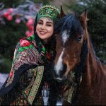 Behnoush Bakhtiari Instagram – سادگی شخصیت،نتیجه پیچیدگی تفکر و اندیشه است…من همیشه سخت فکر کردم ولی ساده رفتار کردم…ودر سال‌های اخیر سو‌تفاهم هایی گاه و‌بیگاه در دل شما ایجاد شده است..روزهای پایانی سال است و‌من سخت مشغول پاک کردن وجودم از هر آلودگی هستم و امیدوارم شماهم اینکارو بکنید… نگید که ما خوبیم ‌‌بقیه نیستن که اصلا از بیخ ‌بن شوخیه…دیگه وقتم رو تلف نمیکنم برای اثبات خودم به کسی… بابت نیت های بسیار بسیار پاکم خوشحالم  و بهشون افتخار هم میکنم.. و اخلاقیات ایجاب می‌کند هر جا در دلی ناخواسته ناراحتی بوجود آوردم عذرخواهی کنم… خدا از دل همه ما آگاه است ‌تمام..

مثل تمام این سالیان عاشق تمام موجودات زنده دنیا هستم.. عاشق شمای هموطن بیشتر… عاشق روح و جسم همه شما و‌کسانی که نداریمشون ….دلم رو با همه صاف کردم و تا زنده ام قراره به شما لبخند و عشق هدیه کنم…اگر امشب دلت از آتش گرم شد سرخی را برای همه مردم آرزو کن و زردی را دور…..@sepid_photogallery

@sepid_photogalleryشل و پلتونم❤️❤️❤️❤️♥️♥️♥️♥️
سپیده قشنگم مرسی از هنر نمایی عالیت تو فوق العاده ای بشر♥️♥️♥️♥️♥️