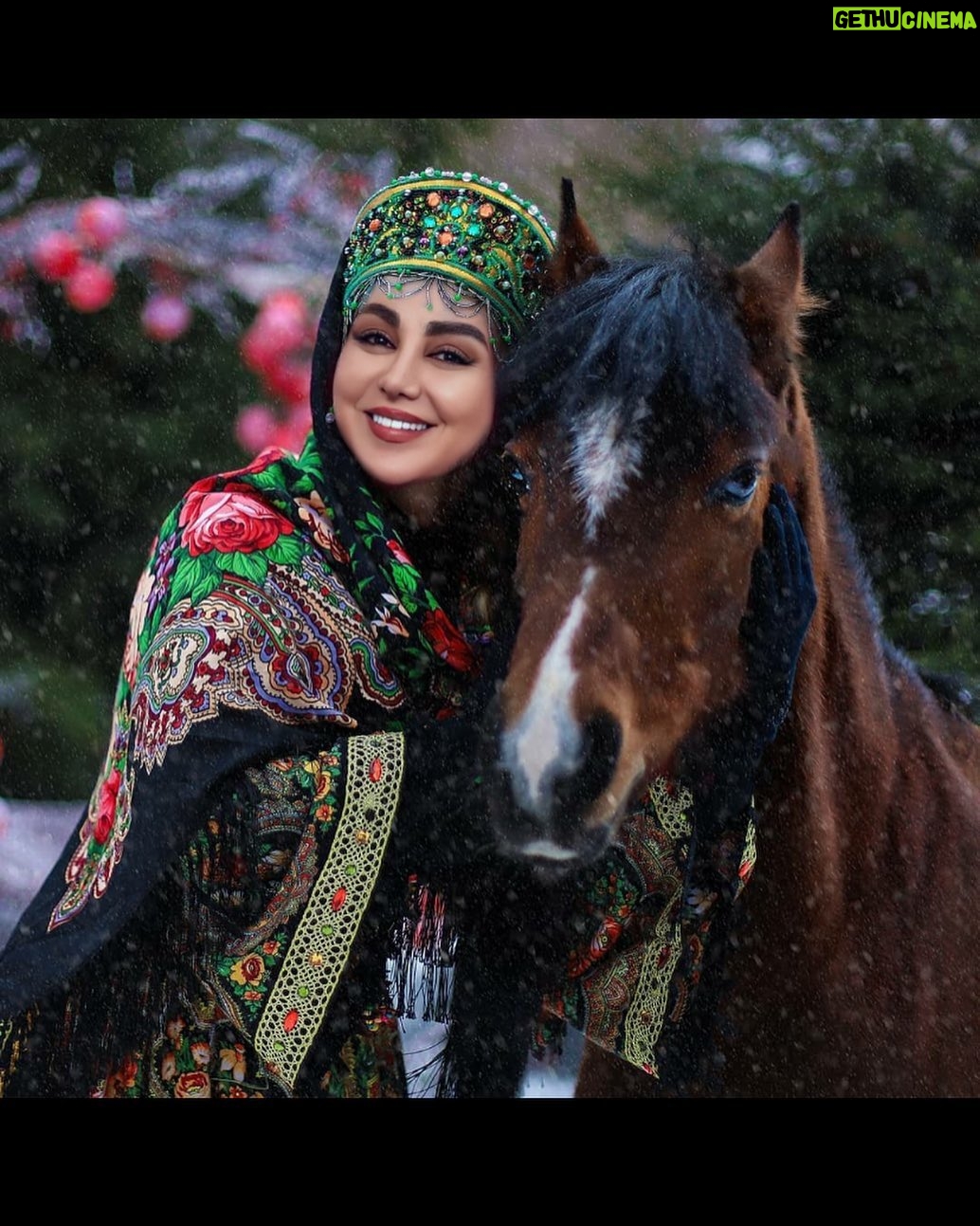 Behnoush Bakhtiari Instagram - سادگی شخصیت،نتیجه پیچیدگی تفکر و اندیشه است…من همیشه سخت فکر کردم ولی ساده رفتار کردم…ودر سالهای اخیر سوتفاهم هایی گاه وبیگاه در دل شما ایجاد شده است..روزهای پایانی سال است ومن سخت مشغول پاک کردن وجودم از هر آلودگی هستم و امیدوارم شماهم اینکارو بکنید… نگید که ما خوبیم بقیه نیستن که اصلا از بیخ بن شوخیه…دیگه وقتم رو تلف نمیکنم برای اثبات خودم به کسی… بابت نیت های بسیار بسیار پاکم خوشحالم و بهشون افتخار هم میکنم.. و اخلاقیات ایجاب میکند هر جا در دلی ناخواسته ناراحتی بوجود آوردم عذرخواهی کنم… خدا از دل همه ما آگاه است تمام.. مثل تمام این سالیان عاشق تمام موجودات زنده دنیا هستم.. عاشق شمای هموطن بیشتر… عاشق روح و جسم همه شما وکسانی که نداریمشون ….دلم رو با همه صاف کردم و تا زنده ام قراره به شما لبخند و عشق هدیه کنم…اگر امشب دلت از آتش گرم شد سرخی را برای همه مردم آرزو کن و زردی را دور…..@sepid_photogallery @sepid_photogalleryشل و پلتونم❤️❤️❤️❤️♥️♥️♥️♥️ سپیده قشنگم مرسی از هنر نمایی عالیت تو فوق العاده ای بشر♥️♥️♥️♥️♥️