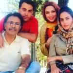 Behnoush Bakhtiari Instagram - شانزده سال پیش فیلم سینمایی کیش و‌مات به کارگردانی جمشید حیدری در شیراز… ناصر سهرابی عزیز مجری طرح و مدیر تولید ما و من و الناز عزیز و اقای تهیه کننده که امروز در جهان ما نیستند… به همین سرعت گذشت و ققط در این سالها سعی کردیم برای شما خاطره بسازیم… @naser_sohrabi2000 اگر این خاطرات رو‌دوس داشتید گوارای وجودتان♥️ یک آدم‌هایی درب ها را قفل می‌کنند، یک آدم‌هایی قفل ها را باز می‌کنند. یک آدم‌هایی گفتگو را می‌کشند، یک آدم‌هایی گفتگو را به دنیا می‌آورند. یک آدم‌هایی اندوه را پاک می‌کنند، یک آدم‌هایی اندوه را روی دیوار زندگی ما می‌پاشند. یک آدم‌های خنده را از روی لبهای ما خط می‌زنند، یک آدم هایی لبخند را روی صورتمان نقاشی می‌کنند. یک آدم‌هایی، نفس را در سینه ما حبس می‌کنند، یک آدم‌هایی نفس حبس شده ما را آزاد می‌کنند. .یک آدمهایی دریای طوفانی دل ما را آرام می‌کنند، یک آدم‌هایی در صحرای دل ما طوفان شن بپا می‌کنند. یک آدم هایی دل ما را می‌برند یک آدم‌هایی دل ما را زنده بگور می‌کنند. خودت انتخاب میکنی کدامشان در زندگی ات بمانند کدامشان بروند♥️