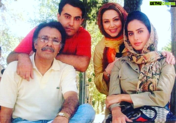 Behnoush Bakhtiari Instagram - شانزده سال پیش فیلم سینمایی کیش ومات به کارگردانی جمشید حیدری در شیراز… ناصر سهرابی عزیز مجری طرح و مدیر تولید ما و من و الناز عزیز و اقای تهیه کننده که امروز در جهان ما نیستند… به همین سرعت گذشت و ققط در این سالها سعی کردیم برای شما خاطره بسازیم… @naser_sohrabi2000 اگر این خاطرات رودوس داشتید گوارای وجودتان♥️ یک آدمهایی درب ها را قفل میکنند، یک آدمهایی قفل ها را باز میکنند. یک آدمهایی گفتگو را میکشند، یک آدمهایی گفتگو را به دنیا میآورند. یک آدمهایی اندوه را پاک میکنند، یک آدمهایی اندوه را روی دیوار زندگی ما میپاشند. یک آدمهای خنده را از روی لبهای ما خط میزنند، یک آدم هایی لبخند را روی صورتمان نقاشی میکنند. یک آدمهایی، نفس را در سینه ما حبس میکنند، یک آدمهایی نفس حبس شده ما را آزاد میکنند. .یک آدمهایی دریای طوفانی دل ما را آرام میکنند، یک آدمهایی در صحرای دل ما طوفان شن بپا میکنند. یک آدم هایی دل ما را میبرند یک آدمهایی دل ما را زنده بگور میکنند. خودت انتخاب میکنی کدامشان در زندگی ات بمانند کدامشان بروند♥️