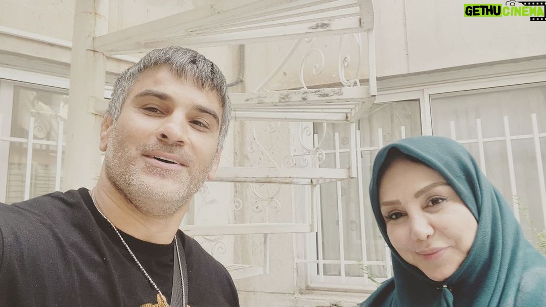 Behnoush Bakhtiari Instagram - @masoud.hosseini.official این محبت در قلب آدمها چه تاثیر عجیبی میذاره…. دل شکستن کار هر بی سوادیه…. کاش سواد محبت بلد بشیم…. کاش به جای اینهمه حرف مفت راجع به هر چی و هر کی یکم فقط یکم زبون خوش داشته باشیم♥️🌺رفیق ستونی و برج میلاد… نباشی تهرون کجه پشت صحنه سریال آزادی مشروط