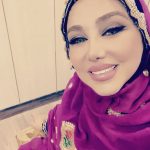 Behnoush Bakhtiari Instagram - تو نمی‌دانی آدمی که از بیرون می‌بینی، دارد از درون چه رنجی می‌کشد. تو نمی‌دانی دارد با چه مشکلاتی دست و پنجه نرم می‌کند و چه سختی‌های عمیقی از سر گذرانده و چقدر بریده و ترسیده و خسته‌ست. تو نمی‌دانی چندبار تا لبه‌ی پرتگاه ناامیدی مطلق رسیده و بازگشته. تو نمی‌دانی چه ابرهای تیره‌ی اندوهی فضای آسمان دلش را گرفته و تاریک کرده. تو از شرایط زیستِ آدم مقابلت چه می‌دانی؟ می‌دانی دارد چطور تقلا می‌کند که لبخند بزند و با چه مکافاتی روی پاهاش ایستاده؟ چقدر بی‌مهری دیده و چندبار ظرف اعتمادش را با بی‌رحمیِ تمام شکسته‌اند؟ تو از زندگی آدم مقابلت هیچ نمی‌دانی و اینقدر راحت برای جهانش اندوه می‌تراشی و به دلش تردید می‌پاشی و قضاوتش می‌کنی؟ مرهم اگر نیستی، زخمی روی زخم نباش و به زخم‌های نادیده‌ی کسی نمک نپاش. آدم‌ها خسته‌اند و هرکس در میدان نبردی ناعادلانه، با دردهای جهانِ خودش تنهاست... وقتی خلاف جهت جمعی حرکت می‌کنی، وقتی رفتارهات مورد پسند اجتماع کوچکی که در آن حضور داری نیست، احتمال اینکه پشت تو حرف‌های اشتباهی بزنند و قاضی شوند و قضاوتت کنند، بسیار است و تو این را حتی از نگاه و از میان کلامشان هم می‌توانی استنباط کنی، اما اهمیتی نده. این‌‌که اکثریت آدم‌ها روی یک سبک زیست و یک سبک رفتار و یک سبک پوشش و یک سبک گفتار، اتفاق‌نظر دارند، دال بر درستی آن‌ها نیست! تو سبک زیست خودت را داشته‌باش و اگر با آن راحتی و می‌دانی به کسی آسیبی نمی‌زند و می‌دانی برای تو بهتر است، مانند ناخدایی که بی‌تفاوت به امواج، قایقش را به پیش می‌راند، به پیش برو. نمی‌شود که آدم‌ها را عوض کرد و مدام از آن‌ها خواست قضاوت نکنند و دخالت نکنند و سرشان به کار خودشان باشد! نمی‌شود که مدام در سمت موجهِ قضایا ایستاد و همه چیز را به همه ثابت کرد! اما می‌شود آنقدر به زیبایی‌های مسیر فکر کرد و آنقدر جسورانه و بی‌تفاوت ادامه داد و بی‌تفاوت پیش رفت تا موفق شد. می‌شود زمان را برای اتفاقات مهم‌تری صرف کرد... مَن باب میل آدم‌ها نمی‌پوشم و نمی‌جوشم و نمی‌کوشم، من در جامه‌ی رزمی که به قد و قواره‌ی من می‌خورَد و پاهام را نمی‌زند و دست‌هام را نمی‌بندد، زودتر پیروز می‌شوم. تو نمی‌توانی بگویی چه کفشی برای پاهای من مناسب‌تر است، این را فقط منی می‌فهمم که با آن راه می‌روم...