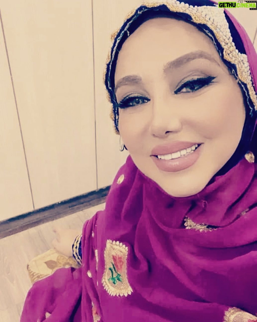 Behnoush Bakhtiari Instagram - تو نمیدانی آدمی که از بیرون میبینی، دارد از درون چه رنجی میکشد. تو نمیدانی دارد با چه مشکلاتی دست و پنجه نرم میکند و چه سختیهای عمیقی از سر گذرانده و چقدر بریده و ترسیده و خستهست. تو نمیدانی چندبار تا لبهی پرتگاه ناامیدی مطلق رسیده و بازگشته. تو نمیدانی چه ابرهای تیرهی اندوهی فضای آسمان دلش را گرفته و تاریک کرده. تو از شرایط زیستِ آدم مقابلت چه میدانی؟ میدانی دارد چطور تقلا میکند که لبخند بزند و با چه مکافاتی روی پاهاش ایستاده؟ چقدر بیمهری دیده و چندبار ظرف اعتمادش را با بیرحمیِ تمام شکستهاند؟ تو از زندگی آدم مقابلت هیچ نمیدانی و اینقدر راحت برای جهانش اندوه میتراشی و به دلش تردید میپاشی و قضاوتش میکنی؟ مرهم اگر نیستی، زخمی روی زخم نباش و به زخمهای نادیدهی کسی نمک نپاش. آدمها خستهاند و هرکس در میدان نبردی ناعادلانه، با دردهای جهانِ خودش تنهاست... وقتی خلاف جهت جمعی حرکت میکنی، وقتی رفتارهات مورد پسند اجتماع کوچکی که در آن حضور داری نیست، احتمال اینکه پشت تو حرفهای اشتباهی بزنند و قاضی شوند و قضاوتت کنند، بسیار است و تو این را حتی از نگاه و از میان کلامشان هم میتوانی استنباط کنی، اما اهمیتی نده. اینکه اکثریت آدمها روی یک سبک زیست و یک سبک رفتار و یک سبک پوشش و یک سبک گفتار، اتفاقنظر دارند، دال بر درستی آنها نیست! تو سبک زیست خودت را داشتهباش و اگر با آن راحتی و میدانی به کسی آسیبی نمیزند و میدانی برای تو بهتر است، مانند ناخدایی که بیتفاوت به امواج، قایقش را به پیش میراند، به پیش برو. نمیشود که آدمها را عوض کرد و مدام از آنها خواست قضاوت نکنند و دخالت نکنند و سرشان به کار خودشان باشد! نمیشود که مدام در سمت موجهِ قضایا ایستاد و همه چیز را به همه ثابت کرد! اما میشود آنقدر به زیباییهای مسیر فکر کرد و آنقدر جسورانه و بیتفاوت ادامه داد و بیتفاوت پیش رفت تا موفق شد. میشود زمان را برای اتفاقات مهمتری صرف کرد... مَن باب میل آدمها نمیپوشم و نمیجوشم و نمیکوشم، من در جامهی رزمی که به قد و قوارهی من میخورَد و پاهام را نمیزند و دستهام را نمیبندد، زودتر پیروز میشوم. تو نمیتوانی بگویی چه کفشی برای پاهای من مناسبتر است، این را فقط منی میفهمم که با آن راه میروم...