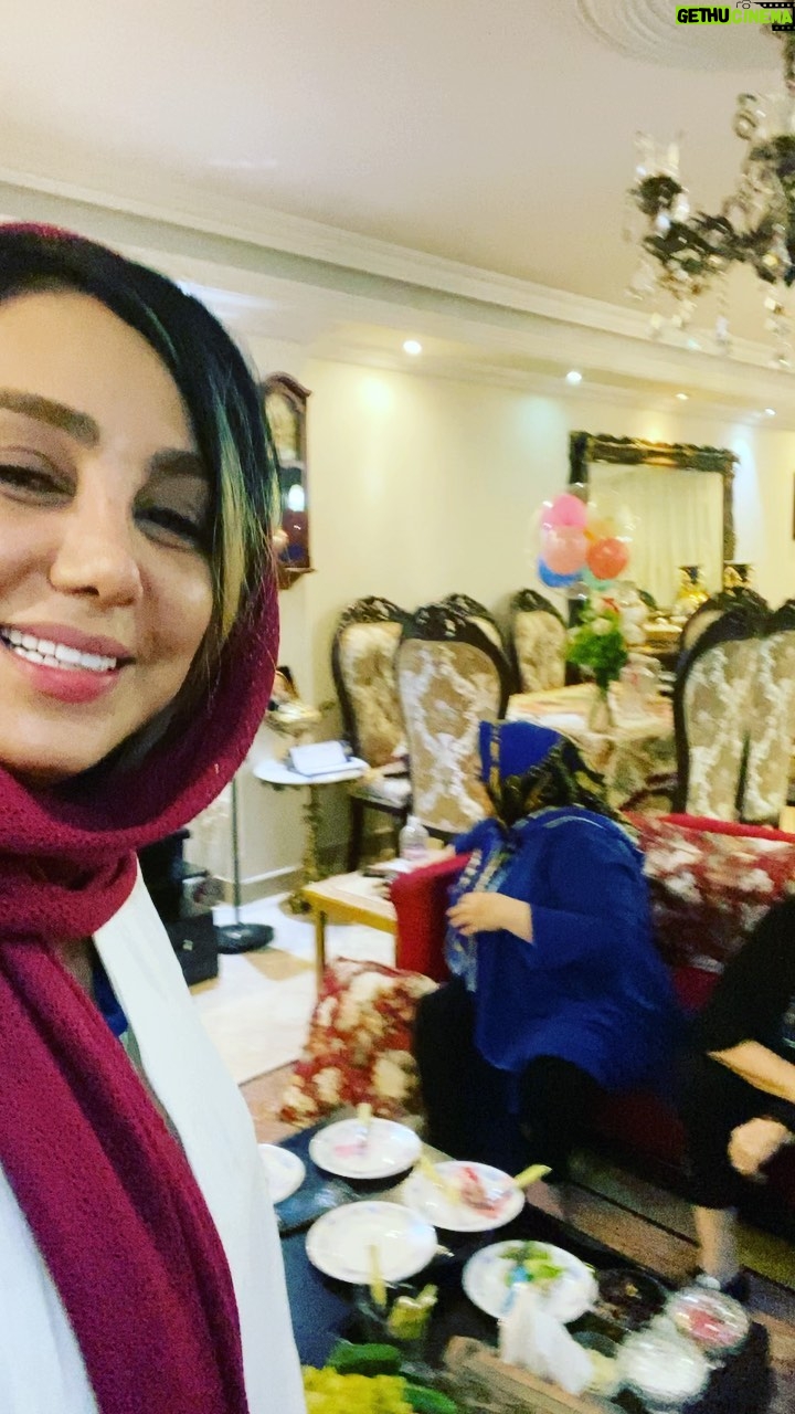 Behnoush Bakhtiari Instagram - خانواده و دیگر هیچ…ما زادهی زخمهامان بودیم، زادهی دردها... ما و خواهر و برادرام زادهی روزهایی بودیم که زمانه، ساز به ساز، ناکوک بود و ما زخم به زخم اندوه را با خوندل، مرهم میگذاشتیم. ما زادهی تمام ناملایمتیهای روزگار بودیم و اگر امروز به ادراک عمیقی دست یافتهایم، بهخاطر تمام تجربههای سهمگینیست که آنها را به جان و به استخوان زیستهایم.اگر امروز خانواده را به هر چیزی ترجیح میدیم بخاطر اینه که گشتیم نبود ونگرد نیست اون عشقی که میخوای بی توقع باشه🎁❤️🎁❤️🎁 مادر پدر خواهر برادر شما پشت و ریشه من هستید…. با تمام قلبم با شمام❤️❤️❤️الهی تمام خانواده ها کنار هم باشن و روح رفتگان و اونایی که نیستن شاد باشد الهی🎈🌹🌷🌹🌷🌹❤️ بازهم تولدت مبارک مادرم سادات خانوم…شب وپلتونم🌺🌷🌺جای بهزاد وبهروز خالی🎁🎁جای عروس خانمای خانواده هم خالی❤️🌹❤️ @behnaz.bakhtiarii @amirali_bakhtiariii @erfan_qadery @bahram__bakhtiari @sina_bbbbbb_54547272 نرگس صرافیان طوفان