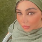 Behnoush Bakhtiari Instagram – اشتباه از ما بود که خواب سرچشمه را در خیال پیاله میدیدیم…..کاش میدانستیم هیچ پروانه ای پیله گی خویش را به یاد نمی آورد

ندونم سيچه چينو دلم وابام دي ساز نياره
شو و رو تا كي ايخو سرم چينو بازي دراره
خم برم آخی برم برم والا ايچو نواسم
زندگوني چينو سيمو دي والا فاده نداره

كوگ تاراز ای آخي بگوين والا چينو نناله
مو دلم آخي كم طاقته والا نچي هرساله
كوگ تاراز ای آخي بگوين والا چينو نخونه
مو دلم آخي كم طاقته جلدي گره بهونه

آسمون سي مو دنگ مدرار آخي چه زُم ايجوري
آستاره بخت مونه ديه والا بردي به كوري
آسمون هردم سي مو ولا يه دنگ تازه داره
ندونم سيچه دي ز دلم آخه دس ني ورداره
كبك تاراز
نمي‌دونم چرا اينطور دلم باهام ساز نمياره
شب و روز تا كي ميخواد سرم اينطور بازي در بياره
ميخوام برم ديگه برم برم والله اينجا نمونم
زندگاني اينطور براي من ديگه والله فايده نداره

كبك تاراز رو آخه بگين والله اينطور ناله نكنه
من دلم آخه كم طاقته والله نه مثل هر ساله (مثل هر سال نيست)
كبك تاراز رو آخه بگين والله اينطور نخونه
من دلم آخه كم طاقته زودي مي‌گيره بهونه

آسمون برا من ادا در نيار، آخه چي ازم عايدت ميشه؟ (1)
ستاره‌ي بخت من رو ديگه والله بردي به نابودي
آسمون هر بار براي من والله يه اداي تازه داره
نمي‌دونم چرا ديگه از دلم آخه دست