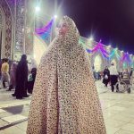 Behnoush Bakhtiari Instagram – “جاده” بهترین تسکین است …
آدم تمامِ دردهایش را فراموش می کند !
انگار سرتاسرِ اتوبان ها ، گردِ بی خیالی پاشیده اند …
گاهی با خودم فکر می کنم ؛
اگر ماشین اختراع نشده بود ؛
آدم ها با این همه دردِ تلنبار شده چه می کردند ؟!
اگر موسیقی نبود ،
اگر خیابان نبود ،
اگر سفر نبود !!!
بدونِ این ها که چیزی از آدم نمی مانَد !  بعضی روزها ؛

دلم می خواهد پنجره را باز کنم ،

لطافتِ بِکرِ ابرها را با لبخندهایِ از تهِ دلم هم بزنم ،

چشمانم را ببندم و تصمیم هایِ خوب بگیرم …

بعضی روزها ، از همان گرگ و میشِ صبحش ،

حالِ من خوب است …

آن قدر خوب ؛

که مادرم برایم اسپند دود می کند ،

و همه ی گنجشک هایِ رو به روی پنجره ؛

“کور” می شوند … حرم امام الرضا