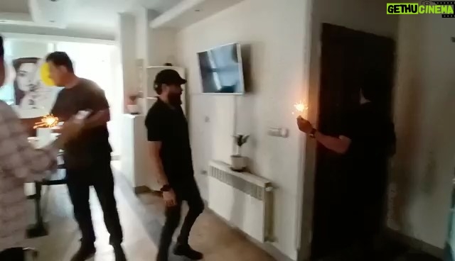 Behnoush Bakhtiari Instagram - امدم دفتر… اماده برای پیش تولید مینی سریالی که به امید خدا برای اولین بار قراره کارگردانی کنم…با اینکه روز خیلی بدی داشتم و چند روزی بود نخندیده بودم… ولی با همه خجالتم از تولد و سورپرایز، شادی عمیقی توی وجودم اومد… حس کردم یه عده از دوستان جان دلی دارم که همیشه همراهم بودن… بله، تنها چیزی که در این دنیا بهم وفادار بود، کارم و همکارام بودن.. ممنونم از بودنتون و ممنون از تبریکای تولد… البته یکم مونده هنوز مرسییی از سینا طاهرخانی عزیزم که از هوادار رسیده به رفیق و داداش و عشق…از همه تون ممنونم🎂🎂🎂 by @ali_khorsand_org @ardalann_6 @sina_bbbbbb_54547272 @hossein_hasani9 @mobin_rastegari @vafaeinezhadmajid @siavash_ghasemi_official @kiavashzaretalab @ali_khorsand_org
