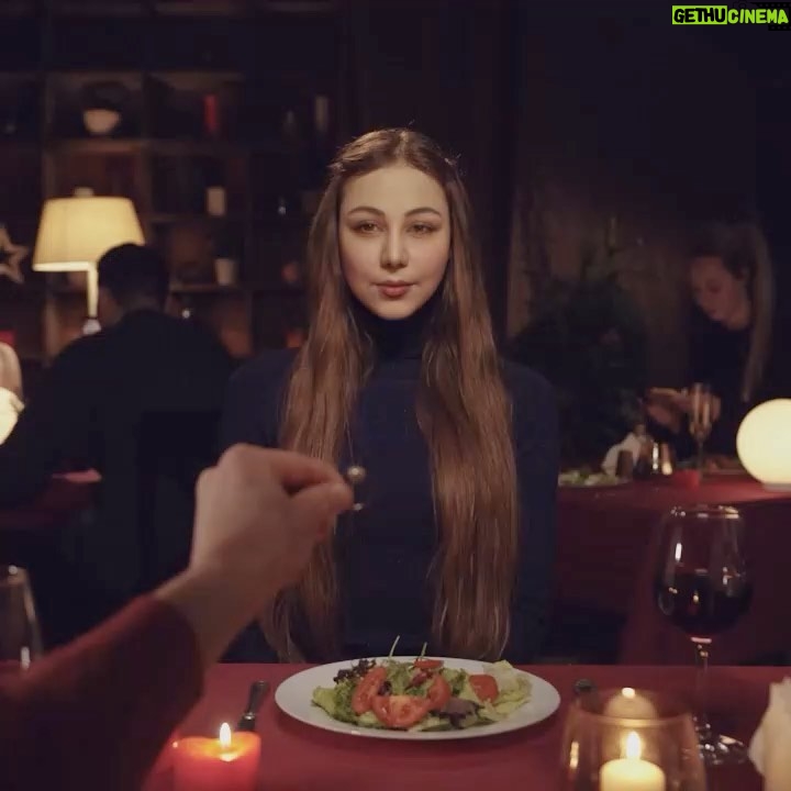Behnoush Bakhtiari Instagram - خوشگل خاله يه ويديوي بامزه درست كرده حوالی هفتاد سال بعد، شخص دیگری در خانهای که برای داشتنش همه کار کردی و همه سختیای به جان خریدی زندگی میکند و خیلی خوش اقبال اگر باشی، آن شخص، فرزند یایکی از نوادگان تو خواهدبود. ماشینی که برای داشتنش جنگیدی، اوراق شده، وسایلی که باحرص از آنها مراقبت کردی، کنج انبار خاک میخورند، مدرکی که برای گرفتنش آرامش را از خودت دریغ کردی، میان کاغذ باطلههاست و چیزی جز یک قاب عکس و خاطره ازتو باقی نمانده. چرا حرص میخوری برای چیزی که باخودت نخواهیبرد؟ خانه داشتهباش، اما نه به قیمت از دست دادن سلامتیت ماشین داشتهباش، اما نه به قیمت سخت گرفتن به خودت خانواده یافرزندانت مدرک داشته باش، اما قبل از آن درک داشته باش، شعور داشته باش و ازخودت انسانیت و انصاف به جابگذار. جوری باش که سالها بعد، از تو خاطرهی خوبی تعریف کنند. موقتی بودن دنیا را بپذیر و زندگی کن و اولویتت حفظ آرامش و دلخوشیهات باشد نه حفظ اموالت، اموالی که برای تو نیست، فقط مدتی در تملک توست، آنهم برای راحتیات. چرا خودت را ناراحت میکنی برای چیزی که برای راحتی توست؟ چرا رنج میکشی برای بیشتر داشتن و بیشتر نگه داشتن؟ چرا جمع میکنی و استفاده نمیکنی؟ چرا داری و خوشبخت نیستی؟ چرا به حال خوب و دلخوشیهای ساده و سلامتیت فکرنمیکنی؟! چرا خودت و داشتههات را با دیگران و داشتههاشان مقایسه میکنی؟ چرا آرامشت را پای حسرت و افسوس و حرص میبازی، چرا زندگیات را به ورطهی رقابت و مقایسه انداختهای؟ اندوه برای موضوعی که چندان مهم نیست و ثروتی که قرار نیست تورا خوشبخت کند و نگران اتفاق بدی که احتمالا نخواهد افتاد بودن، احمقانه است. تو داری عمر و سلامتیات را به چه قیمت میبازی؟ الان هفتاد سال بعد از این است، تمام ثروت و اندوختههات در دست کسانیست که برای داشتن آن نجنگیدهاند، اما خوب بلدند چطور با آن خوشبخت باشند درحالی که توفقط میخواستی داشته باشی، اماخوشبختی فقط در داشتن نیست، در بلدبودن است. چه بسیار آدمهایی که ندارند و خوشبخت ترینند. آدمی باید خوشبخت بودن و آرامش داشتن را بلدباشد، آدمی باید بیخیالی و خوش گذراندن را بلدباشد. آدمی باید تاهست، خوب باشد. وگرنه داراترین هم که باشی، حرص و اندوه، از پا درت خواهد آورد. آدمی بدون آرامش و انسانیت و شعور، هیچ چیز ندارد. پس آرام باش و به احتمالات و نداشتهها فکر نکن حوالی هفتاد سال بعد از این، من و تو نیستیم و دنیا دردست آدمهای دیگریست #نرگس_صرافیان_طوفان 😍