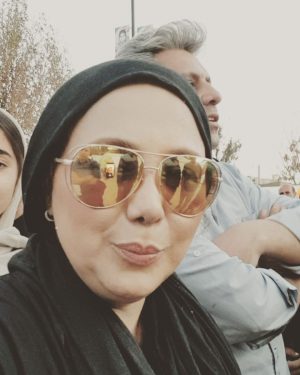 Behnoush Bakhtiari Instagram - وضعیت خرابتر از چیزیه که در فیلمها میبینید......تمام عید از ترس انگ ریاکاری زدن نشستم و غصه خوردم......دیگه دلم طاقت نیاورد و فقط به قلبم رجوع کردم.
این ۵۰ چادر......سرویس بهداشتی و محلی برای استحمام نداشتن......خیلی ها حتی زنان باردار در قبرستان میخوابن....در خود شهر تا نیم متر پای آدم توی گل فرو میره.....و خیلی ها حتی چادر هم ندارن...این وسط دزدی هم میشه.....بعضیا میان کمکها رو میگیرن و میبرن تو سایت دیوار میفروشن.....
هلال احمر....مردم.....بسیج همه کمک میکنن
اما مسئول و مدیری نیست.
تعدادی کامیون از طرف خیریه شمس روانه کردیم
اما نمیدونم فایده ای داره یا نه......
باید از نزدیک ببینید.....کمترین فایده ش شنیدن درد دل هموطنته که ممکنه باعث قوت قلب و دلگرمیشون بشه......امید و مهربانی همراه با کمک نقدی و غیرنقدی........
@shams_charity 
@shams_charity

#لرستان  به زودی خوزستانم و کنار هموطنای بختیاری خودم
و همینطور مردم شریف و نجیب استان خوزستان....لرستان
و گلستان