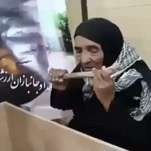 Behnoush Bakhtiari Instagram - جونم در رفت.....هرکی ماله بکشه رو کارای مسئولین...به خدا که نامرده.....
واقعا اگه عمر دوباره هم به این مادر بدن دیگه روح به تنش برنمیگرده.......کاش به اسم مذهب و خدا با مردم شوخی نمیکردن........خرابی یه کشور از ضعیفی مرداش شروع میشه.....اول بی پولی...تغذیه بد......
کاش باور مردم رو به آتیش نمیکشوندید.......دست به چه کارهایی زدن مردم برای بقا.......کاش عزت نفس و غرور مردم رو جریحه دار نمیکردید......کاش مامور نیروی اتتظامی این مملکت در اسنپ کار نمیکرد و خوراکش بیسکویت ساقه طلایی نبود.......به چشم خودم دارم پرپر شدن روح و دل و جسم هموطنام......خانوادم.....همسایه و فامیلم رو میبینم..........پناه برخودت خدا
پورنگ عزیز ببخش که از صفحه شما برداشتم
حلال کن داداش
@dariushfarziaee