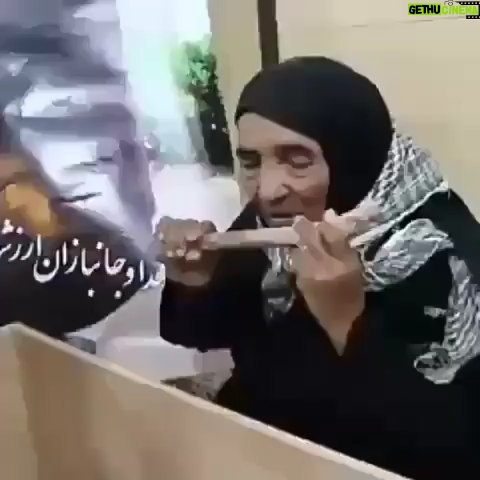 Behnoush Bakhtiari Instagram - جونم در رفت.....هرکی ماله بکشه رو کارای مسئولین...به خدا که نامرده..... واقعا اگه عمر دوباره هم به این مادر بدن دیگه روح به تنش برنمیگرده.......کاش به اسم مذهب و خدا با مردم شوخی نمیکردن........خرابی یه کشور از ضعیفی مرداش شروع میشه.....اول بی پولی...تغذیه بد...... کاش باور مردم رو به آتیش نمیکشوندید.......دست به چه کارهایی زدن مردم برای بقا.......کاش عزت نفس و غرور مردم رو جریحه دار نمیکردید......کاش مامور نیروی اتتظامی این مملکت در اسنپ کار نمیکرد و خوراکش بیسکویت ساقه طلایی نبود.......به چشم خودم دارم پرپر شدن روح و دل و جسم هموطنام......خانوادم.....همسایه و فامیلم رو میبینم..........پناه برخودت خدا پورنگ عزیز ببخش که از صفحه شما برداشتم حلال کن داداش @dariushfarziaee