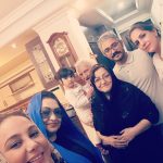 Behnoush Bakhtiari Instagram - خانواده نازنینم حلال کنید.....اضافه کاریهای مارو.....کم کاریهامونو شایان‌جان و دختر موشش بارانا و فرنوش خانوم عروس خانوم ما و خواهرنازنینم بهناز #behnoushbakhtiari @behnaz.bakhtiarii یک روز بوسه ای به گونه مملکتم میزنم و یادداشتی برایش میگذارم و میروم انقدر در خواب نازی بودی که دلم نیامد،بیدارت کنم🖐