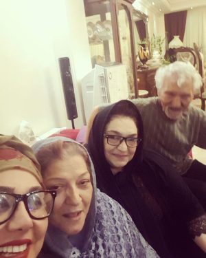 Behnoush Bakhtiari Instagram - در کل خانواده ما با فیلترینگ مخالفن...چون یه جورایی سرگرمی نسبتا خوبی می دوننش...پدرم امشب گفتن:رضا شاه هم به زور حجاب از سر زنان برداشت.....و تفاوت کسی که به زور و خشونت و کتک....بخواهد حجاب دخترکی که فرزند خانواده ای هست رو درست کندبا رضا شاه که متوسل به همین شیوه شد چیست....مادرم گفتن:دستش بشکنه اینکه بچه مردمو اینطور کتک زد....خواهرم گفتن این تاریخ ماست و ایران رو به قهقرا میرود و من نظرم همین است که همه مردم‌میگن که هر چیزی با اجبار و جنگ نتیجه عکس دارد... پدر اجازه ندادن فیلمشون رو بذارم..... همه خانواده اشکمون با دیدن اون فیلم در اومد...... مادر و پدر میگفتن یه درصد فکر کنید که با بچه خودت چنین کاری کنن......خلاصه که این نشد رسمش.....قرار این نبود.....باورم نمیشه این فیلم واقعی باشه....مگه میشه؟؟؟؟مگه ممکنه چنین رفتار کثیفی؟؟؟؟؟..نیروی انتظامی حتما باید رسیدگی کند......نظر شما چیه؟
@behnaz.bakhtiarii