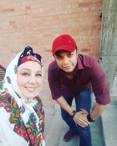 Behnoush Bakhtiari Instagram - آرش ظلی پور عزیز اگر هرکس دیگر غیر تو بود...برنامه من و شما اینطور دیده نمیشد....این قلب...قلب..قلب لامصب رو مردم میبینن.....و دوربین لامصب به مردم دروغ نمیگوید مجری...بازیگر...گوینده اخبار...هرکه هستی باید قلب درستی داشته باشی تا به اعماق جان مردم نفوذ کنی و تو اینکارو کردی برادر✌✌✌ آرش ظلی پور مثل من در تیم احسان علیخانیست.👫👬👭...احسان رو از خودش بیشتر دوست دارد❤👐 و چقدر قدردان اوست👏 آرش...تهیه کننده برنامه آبرنگ من بود و به شدت میشناسمش دوست فابریک همسر من است.🤛🤜👊 و امسال بیشتر فهمیدم که چقدر رفاقت حالیشه این بشر..✊💗💖... آمد کنار برنامه بهارنارنج رفیقش.....مهمانهاش رو دعوت کرد.....برنامه هاشو تنظیم کرد.....حتی مواظب نهار هم بود که کسی یه وقت ناقص ازش پذیرایی نشه👍 با اینکه خودش الان‌مجری محبوب و صاحب سبکیه ولی پای رفاقتش با احسان علیخانی از جانش مایه میگذارد....💚💙.این دو رفیق معنی تیم ورک یا کار گروهی رو خوب میفهمن...و دنبال خاله زنکیای رایج نیستن.... خلاصه پابه پای هم دنیا و آخرت رو برای خودشون خریدن....و عید خیلیا رو به واقع عید کردن....خواستم بگم آرش جان....خداقوت و علی یارت پسر💪💪 پی نوشت۱: محمد پیوندی و محسن نجفی هم دو تا از بهترینهای این تیم هستن و خیلی زحمت کشیدن🏃🙌 پی نوشت۲:ارش پای چشمش گود شده بود از مریضی...ولی برای احسان علیخانی عین یوزپلنگ میدوید🤗 پی نوشت۳:جای فرزاد حسنی در برنامه های عید بسیار خالیست....و من شخصا متاثرم که مجری به این توانمندی دراین روزها که باید باشد....نیست😟 @arashzellipour @baharnarenjtv3 @alikhani.ehsan #behnooshbakhtiari این لباس رو دخترای سر پل ذهاب برام دوختن....تو این سختی و بی پولی و خستگی.....لباس رو سورمه چشمام میکنم تا ابدددددد و خدایا شکرت که دوستم داشتن......خیلی افتخار میکنم که بهم احترام گذاشتن.....توجه این عزیزان بیشتر از توجه دولتمردان و همه سران کشور برام اهمیت داره.....راست و حسینی🙈👳 ودرآخر...... تمام برنامه بهارنارنج شاد بود و طبق عادت دل زمان تحویل دل همه انسانها میلرزد.....حتی منی که همیشه میخندم...واقعا قلبم از فرط هیجان مچاله بود.....من فکر نکنم چند لحظه با خدا یکی شدن....کام کسی رو تلخ کنه...و اساس برنامه وصل و عروسی بود.....کسی که میگه برنامه گریه دار بود پس تقریبا سه ساعت قبل برنامه رو ندیده.