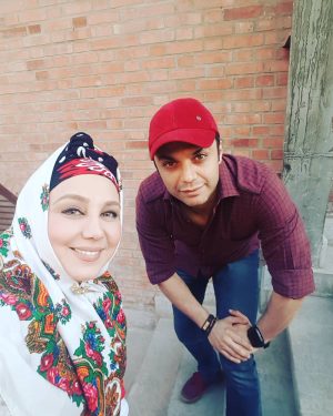 Behnoush Bakhtiari Instagram - آرش ظلی پور عزیز اگر هرکس دیگر غیر تو بود...برنامه من و شما اینطور دیده نمیشد....این قلب...قلب..قلب لامصب رو مردم میبینن.....و دوربین لامصب به مردم دروغ نمیگوید
مجری...بازیگر...گوینده اخبار...هرکه هستی باید قلب درستی داشته باشی تا به اعماق جان مردم نفوذ کنی و تو اینکارو کردی برادر✌✌✌
آرش ظلی پور مثل من در تیم احسان علیخانیست.👫👬👭...احسان رو از خودش بیشتر دوست دارد❤👐
و چقدر قدردان اوست👏
آرش...تهیه کننده برنامه آبرنگ من بود و به شدت میشناسمش
دوست فابریک همسر من است.🤛🤜👊
و امسال بیشتر فهمیدم که چقدر رفاقت حالیشه این بشر..✊💗💖...
آمد کنار برنامه بهارنارنج رفیقش.....مهمانهاش رو دعوت کرد.....برنامه هاشو تنظیم کرد.....حتی مواظب نهار هم بود که کسی یه وقت ناقص ازش پذیرایی نشه👍
با اینکه خودش الان‌مجری محبوب و صاحب سبکیه
ولی پای رفاقتش با احسان علیخانی از جانش مایه میگذارد....💚💙.این دو رفیق معنی تیم ورک یا کار گروهی رو خوب میفهمن...و دنبال خاله زنکیای رایج نیستن....
خلاصه پابه پای هم دنیا و آخرت رو برای خودشون خریدن....و عید خیلیا رو به واقع عید کردن....خواستم بگم آرش جان....خداقوت و علی یارت پسر💪💪 پی نوشت۱: محمد پیوندی و محسن نجفی هم دو تا از بهترینهای این تیم هستن و خیلی زحمت کشیدن🏃🙌
پی نوشت۲:ارش پای چشمش گود شده بود از مریضی...ولی برای احسان علیخانی عین یوزپلنگ میدوید🤗

پی نوشت۳:جای فرزاد حسنی در برنامه های عید بسیار خالیست....و من شخصا متاثرم که مجری به این توانمندی دراین روزها که باید باشد....نیست😟
@arashzellipour
@baharnarenjtv3
@alikhani.ehsan
#behnooshbakhtiari
این لباس رو دخترای سر پل ذهاب 
برام دوختن....تو این سختی و بی پولی و خستگی.....لباس رو سورمه چشمام میکنم تا ابدددددد و خدایا شکرت که دوستم داشتن......خیلی افتخار میکنم که بهم احترام گذاشتن.....توجه این عزیزان بیشتر از توجه دولتمردان و همه سران کشور برام اهمیت داره.....راست و حسینی🙈👳
ودرآخر......
تمام برنامه بهارنارنج شاد بود و طبق عادت دل زمان تحویل دل همه انسانها میلرزد.....حتی منی که همیشه میخندم...واقعا قلبم از فرط هیجان مچاله بود.....من فکر نکنم چند لحظه با خدا یکی شدن....کام کسی رو تلخ کنه...و اساس برنامه وصل و عروسی بود.....کسی که میگه برنامه گریه دار بود پس تقریبا سه ساعت قبل برنامه رو ندیده.