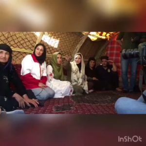 Behnoush Bakhtiari Instagram - دوزوج اهل سرپل ذهاب...بواسطه حمایت احسان علیخانی عزیز....در برنامه بهارنارنج شبکه سه...لحظه تحویل سال... با حضور خانواده ها..... به عقد هم دراومدن.....و من‌میدونم آقای علیخانی....چقدر مالی و معنوی از این جوونها حمایت کرد....خوشحالم که به وزین ترین شکل برنامه امسالش رو اجرا کرد و دنبال این سلبریتی و اون هنرمند برای کل کل انداختن با شبکه های دیگه نبود......همین است تفاوت احسان علیخانی.....و فاصله قابل توجه او باهمه و همه.......این بشری که وقتی نگاهش میکنی....حس میکنی میتونی از تمام رازها و دردهایت بگی.....با وجود اینکه میدونی میلیونها نفر دارن تماشات میکنن.....اعتماد و صداقت در وجودش موج میزند......تنگنای مالی و اینهمه هزینه برای خوشحال کردن هموطن آسیب دیده ات؟؟؟؟؟..بابا تو دیگه کی هستی!!!!!!.......چون من‌میدونم که چقدر درفشاراقتصادی و کاری و روحی بودی.......کاری که احسان برای این عزیزان زلزله زده کرد.....چه الان چه دراوج زلزله که کمک میلیاردی جمع کرد.......برادر برای برادرگاهی نمیکنه......نمیدونم جنس این بشر رو از چی ساختن...انقدر مهربان و دل رحم؟...و انقدر بی شعار.؟؟؟...خیلی منطق و درک به خرج دادی برادر.....که امسال رقابت بر سر آوردن هنرمند راه نینداختی...امسال اصلا جای این کارها نبود...مردمانی داشتیم خیلی مهمتر از هنرمندان و سلبریتیها.....که کوه زجر بودن...و شما دعوتشون کردی به برنامت..هتل...سفره عقداز بهترین جای تهران.....کادو و عطوفت از ته دل و مهمان نوازی باشکوه..... و حتی حضوراین حقیر بخاطر این بود که بله آخر رو از خانواده های عروس ها من گرفته بودم نه به عنوان بازیگر.......شاید بخاطر اینکه من و احسان علیخانی مثل مثل مثل خواهر و برادر هستیم.....نه همکار...من در تیم احسانم...من طرفدارشم.....نه بخاطر اجرای عالیش...صورت زیباش...کاریزمای به شدت منحصر به فردش......بلکه فقط بخاطر انسانیت حیرت انگیز او....زنده باشی حضرت علیخانی که یه ایران وابسته اخلاق و مرام و باورهای عمیق و انسانی تو شدن......خوش به حالت که خدا انقدر دوستت داره💖💖
کانکس...کانکس...کانکس.....کمکی که واقعا واقعا واقعا بهش احتیاج دارن.....اهالی سرپل ذهاب

پی نوشت ۱:هیچکس...بیخودی....چیزی نمیشود..و..به جایی نمیرسد....چیزهایی هست که تو نمیدانی!!!
پی نوشت ۲:جای فرزاد حسنی و اجرای زیباش به شدت خالیست در حال و هوای عید
پی نوشت ۳:اجرای مقلب القلوب اقای بانی انقدر گیرا بودو صدای این خواننده به حدی زیباست که بغضم ناخواسته ترکیدو از ته قلبم خدا رو حس کردم.