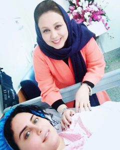 Behnoush Bakhtiari Instagram - الناز قشنگم....نبینمت روتخت بیمارستان رفیق چه کنم برات که پاشی و مثل رالی ایرانی باهم بدویم و موتور سواری کنیم و یار دبستانی بخونیم و با سرعت صد وهشتاد تا از لب لب دره کورس بندازیم با سیروان و محمدرضا فروتن و آخرشم من بگم جون مادرتون بذارید ما برنده بشیم....این الناز بی کله میکشه ما رو.....البته که من و تو هیچوقت نمیذاشتیم دوتا پسر از ما جلو بزنن....هرگز....😂چن تا فیلم باهم بودیم..یک ماه در اصفهان سر دو خواهر.....یک‌ماه درشیراز....فیلم کیش و مات.....یک‌ماه دوباره در اصفهان فیلم تو ومن...و فیلم از ما بهترون...تو همین تهرون خودمون.....و شبای خوبی که کنار هم داشتیم....تو دوست بی نظیر و قوی من هستی....میدونم که تو با قدرتی که داری این روزهای سخت رو میگذرونی....تو از پس همه چیز برمیای....تو پا میشی خیلی زودتر از تصور دکترا.....و من و دوستان دیگرت فقط برات دعا میکنیم.....دعااز جان و دل....❤❤👊✊❤ جشنواره بی تو رفتن نداره...... درد وبلات تو سر هرچی بازیگر بی سواد بی معرفته .......