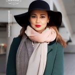 Behnoush Bakhtiari Instagram – جمعه‌ها انگار از تقویمِ آدم‌ها جداست
ساکت و آرام و راکد
فارغ از آزردگی
جمعه می‌آید که جانی تازه گردد
در دل این روزگار بی‌مروت،
در دل این زندگی… 
جمعه می‌آید که از خاطر نباید برد این‌ها را:
– هنوز آغوش هست!
هنوز آدم به شوق بوسه‌ای، حرفی، نوازش‌های محبوبی،
هنوز از یاد لبخندی،
سراپا شور می‌گردد.
چرا غم؟
آدمی با بی‌خیالی در مصاف زندگی
در اوج باران‌های غم
پر شور می‌گردد…
چرا غم؟
ماهِ بی‌تابم! نمی‌بینی؟
هنوز آغوش هست…

 جمعه زمستونیتون،گرم و روشن❤️