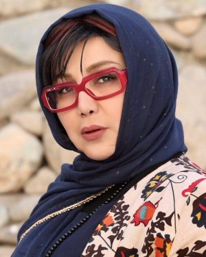 Behnoush Bakhtiari Instagram - عکسی از فیلم لالاکن که هم اکنون در حال فیلمبرداری هستیم...این فیلم قراره برای جشنواره فجر امسال امده شود...در این فیلم نقش زنی هنرمندو روشنفکر رو دارم که در فلسفه و پیچ و خم زندگی گم شده است...مغموم و سرگردان در هیاهوی زندگی فقط سکوت کرده است.....
کارگردان و نویسنده: مصطفی قربانپور

طراح گریم:سودابه خسروی
عکس از سمیرا بختیاری عزیز
گریم از ملیکا صفاوردی
